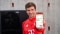 Na obrázku je Thomas Müller so smartfónom v ruke ako symbol maximálnej účinnosti tepelných čerpadiel Viessmann