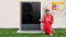 Na snímke je radostný Thomas Müller pred vozidlom Vitocal 250-A