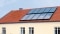 Na obrázku sú zobrazené solárne panely na streche ako záložný zdroj vykurovania.