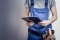Arbeiter im Blaumann mit Klemmbrett